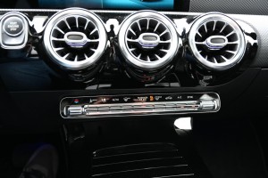 Mercedes-Benz CLA-Klasse 180 Luxury Panoramadak Memory Carplay